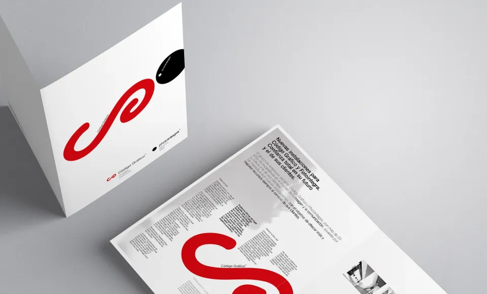 Trifold leaflet with the Código Gráfico logo next to an open page of text