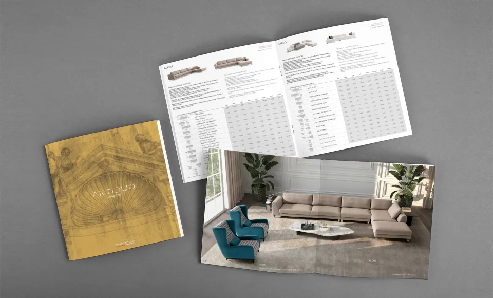 Doble página de tablas de precios del catálogo de Emedos junto a una foto de un salón con sofá beige