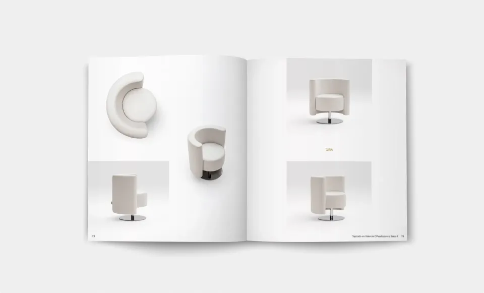 Doble página del catálogo de Emedos con sillones curvos blancos fotografiados en varias posiciones
