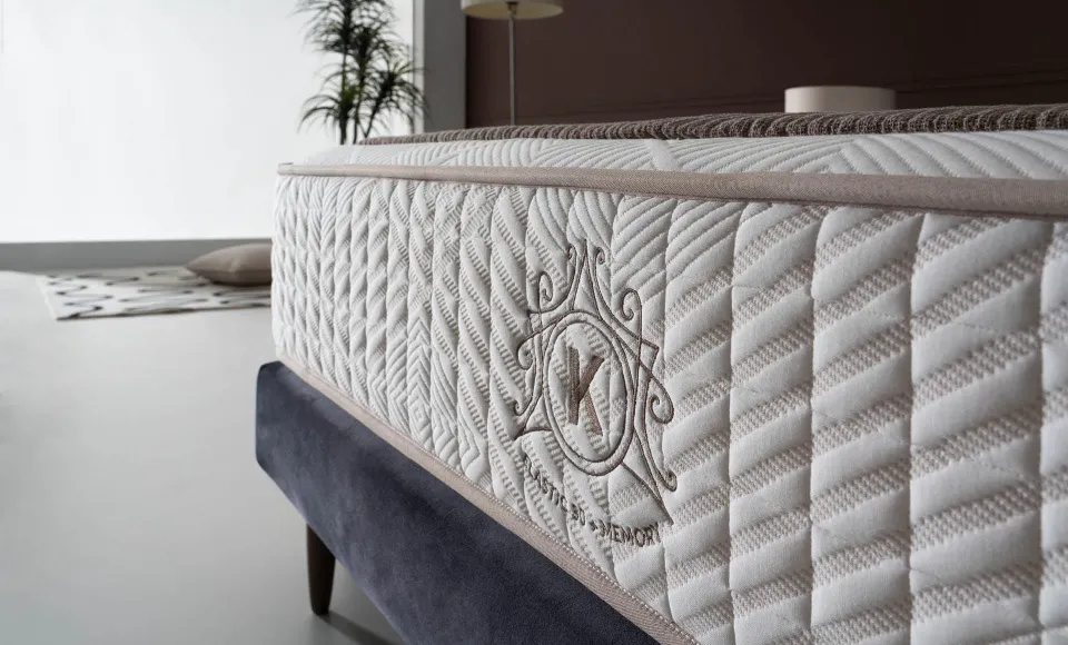 Detalle del lateral acolchado de un colchón de Karibian Descanso con emblema bordado