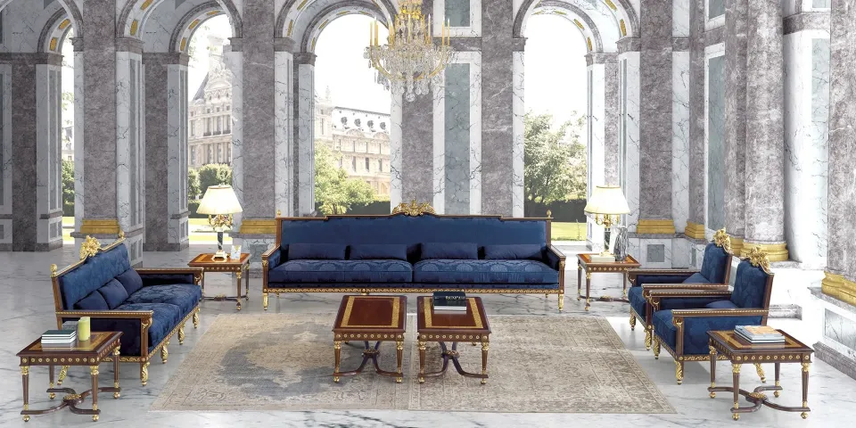 Salón de estilo clásico con columnas de mármol, lámpara de araña y sofás azules de Koher