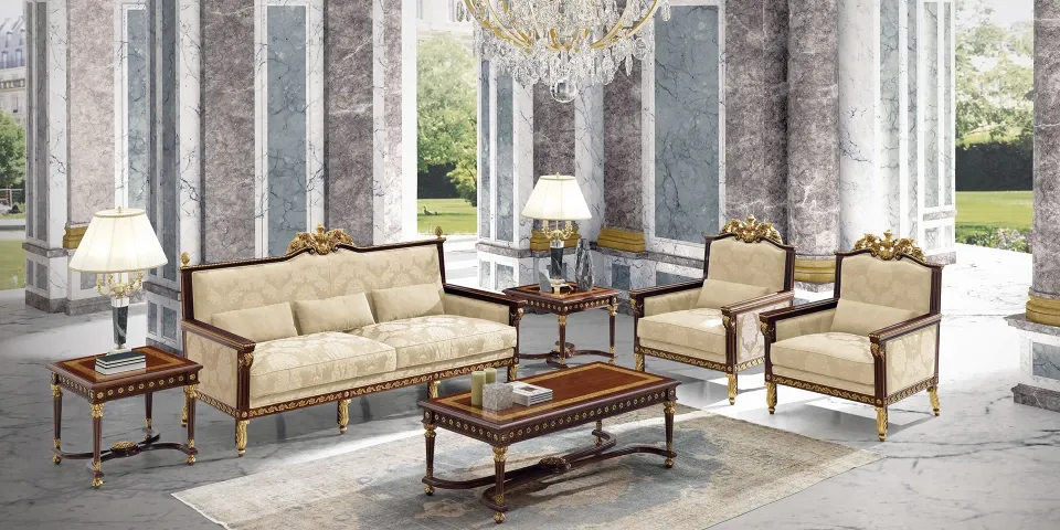 Salón clásico entre columnas de mármol con sofás y sillones tapizados en beige de Koher