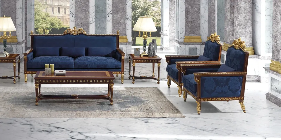 Salón clásico con sofá y sillones azules de Koher, mesa de centro tallada y columnas