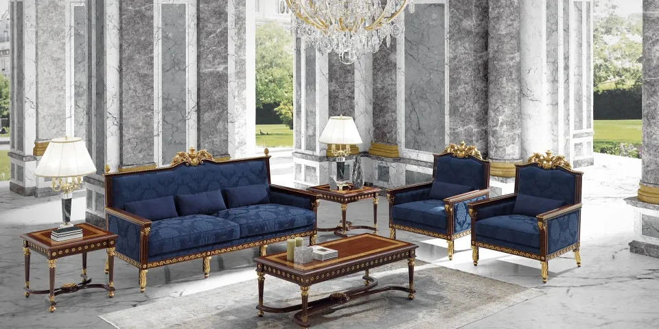 Otra vista del salón clásico con el juego de sofás azules y dorados de Koher