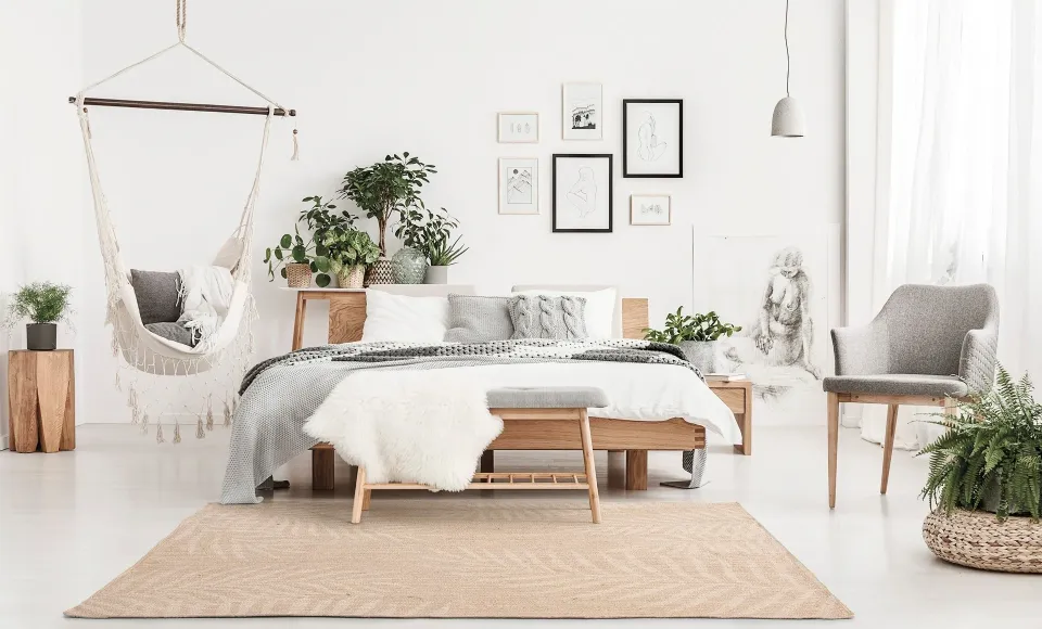 Bedroom with a wooden bed, a hanging chair and a Parentesi Quadra beige rug