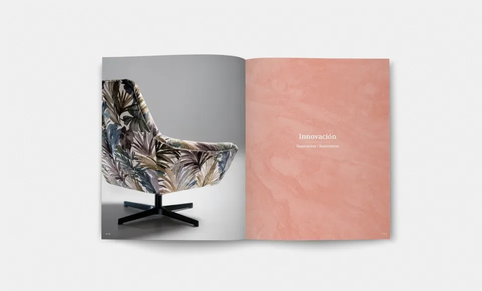 Doble página del catálogo Navarro con un sillón de estampado floral y la sección Innovación