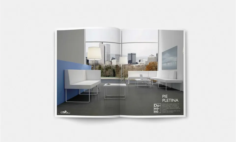 Double-page spread of the Dominó catalogue showing white benches by a window, under the heading 'Pie pletina'