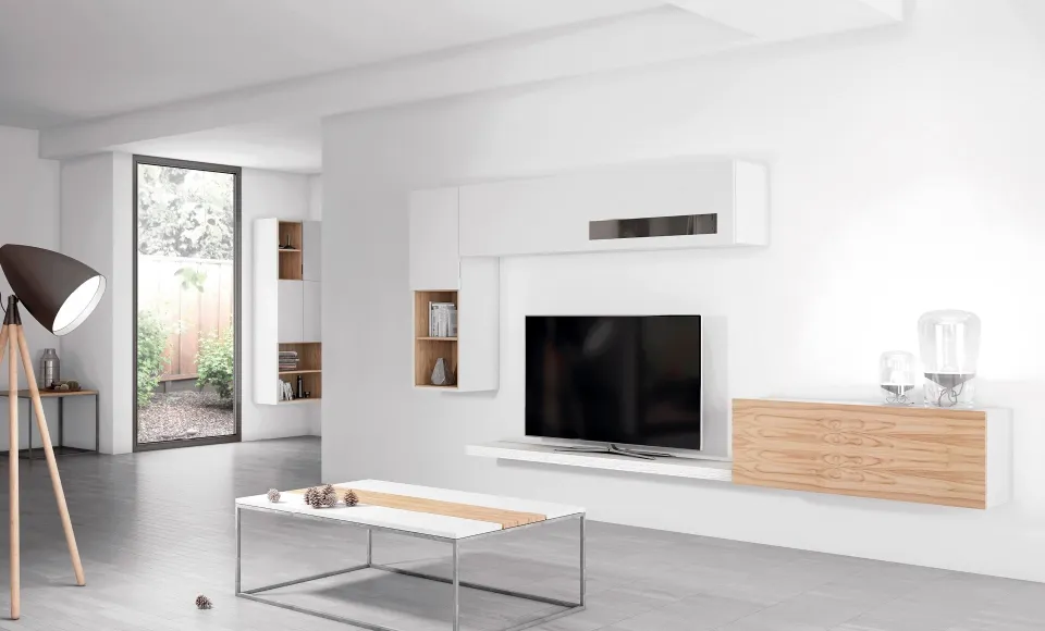 Salón con mueble modular blanco, aparador en madera y mesa de centro de cristal