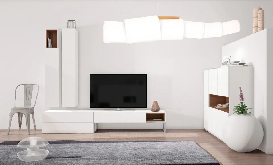 Salón con mueble de televisión blanco, lámpara colgante y jarrón decorativo