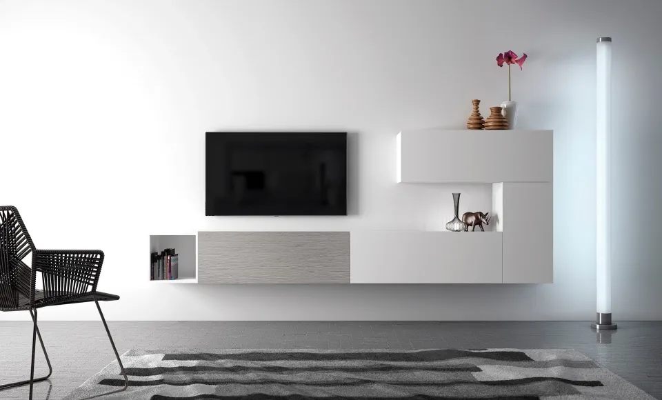 Salón con mueble modular blanco, estante en madera y una silla negra
