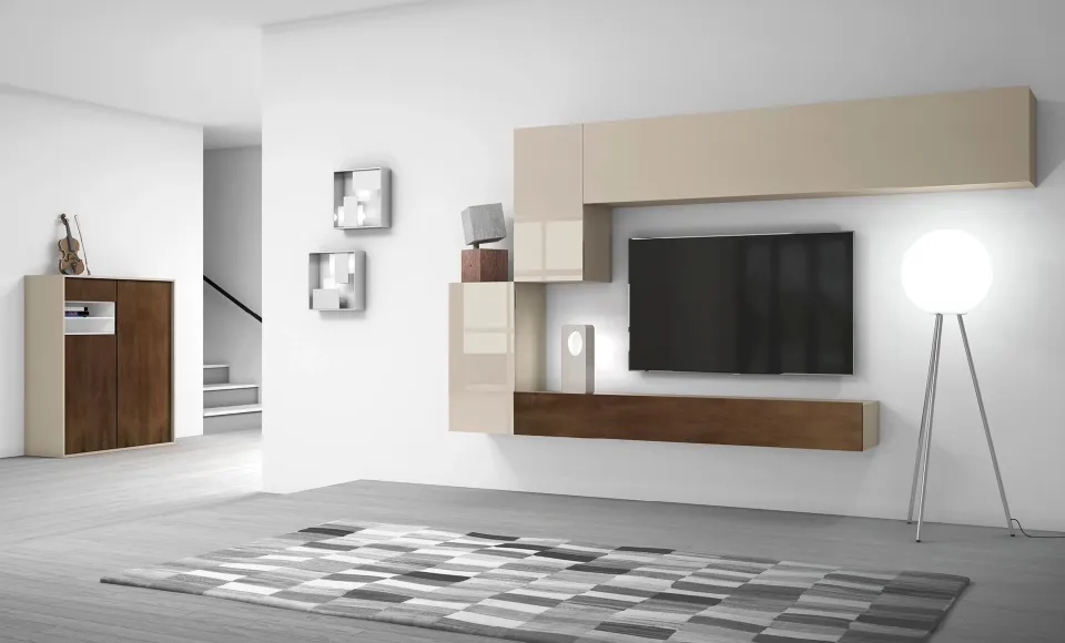 Salón con mueble modular en color arena y base en nogal, junto a una escalera